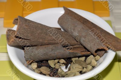 Cinnamon and cardamom assorted condiments