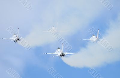 White smokes of F-16 of Thunderbirds