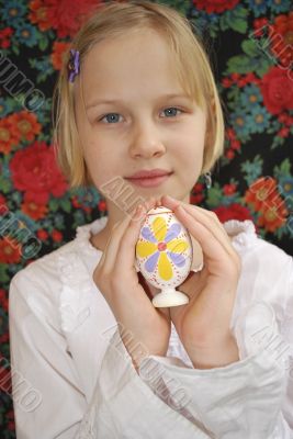 girl with easter egg