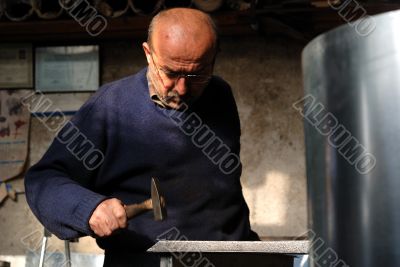 worker is putting a hammer