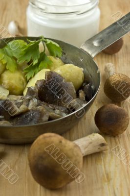 Fried mushrooms with potatoes